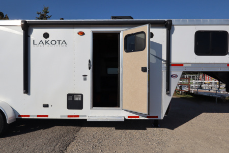 Used 2022 Lakota 2 horse LQ Horse Trailer