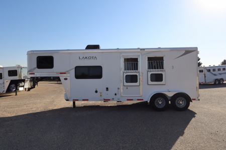 Used 2022 Lakota 2 horse LQ Horse Trailer