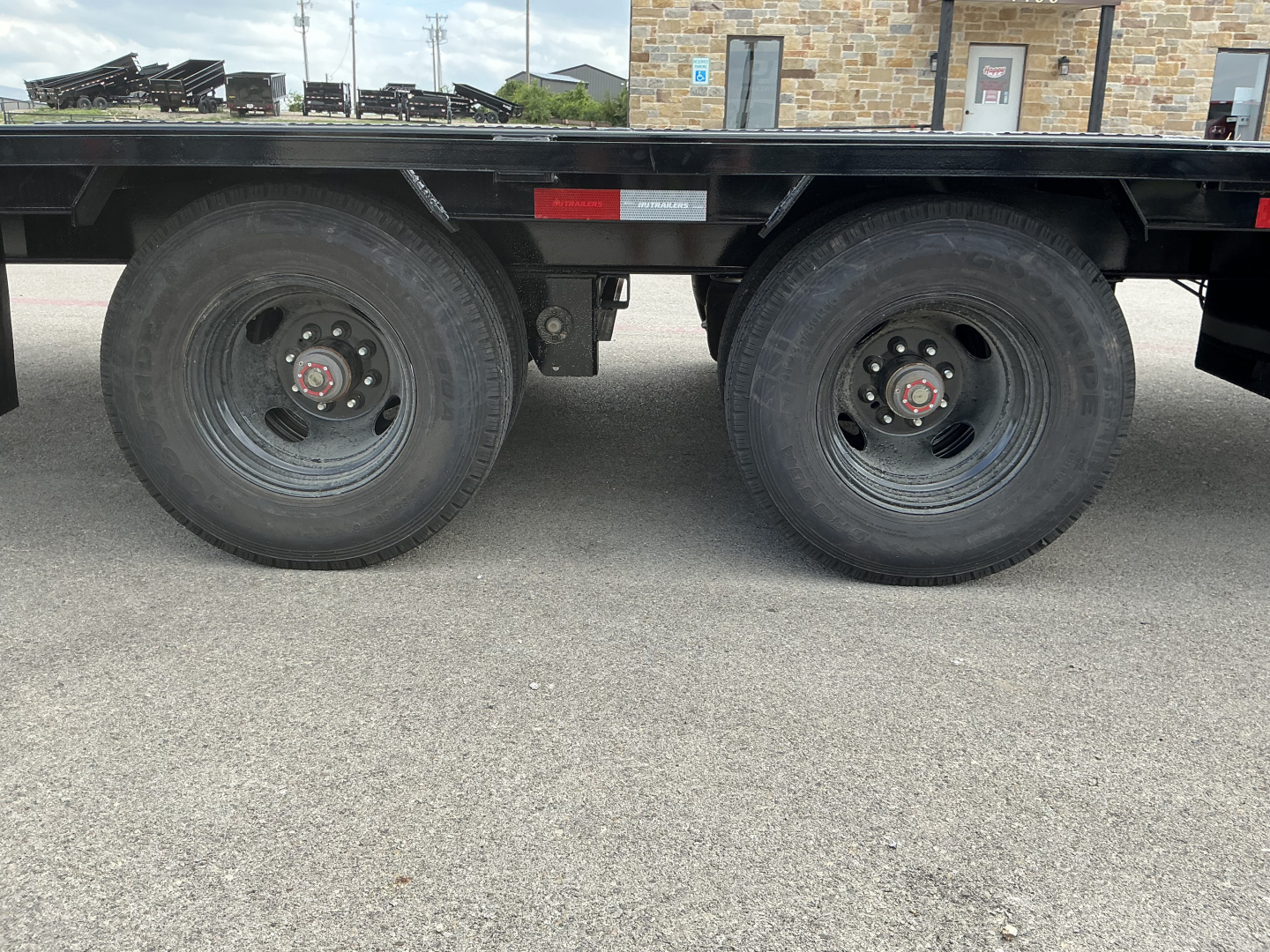 New 2026 PJ 102"x40' GN Low-Pro Air-Ride Flatbed w/ Duals - LD