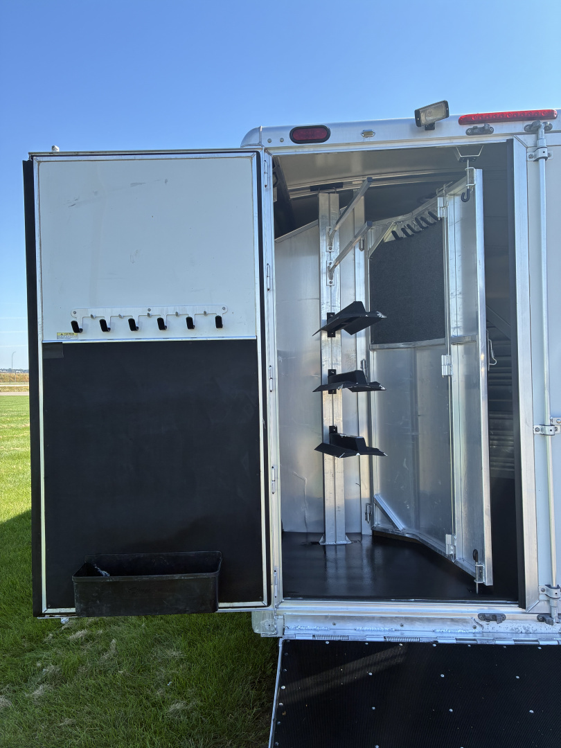 Used 2011 Cimarron 3H 9LQ Horse Trailer