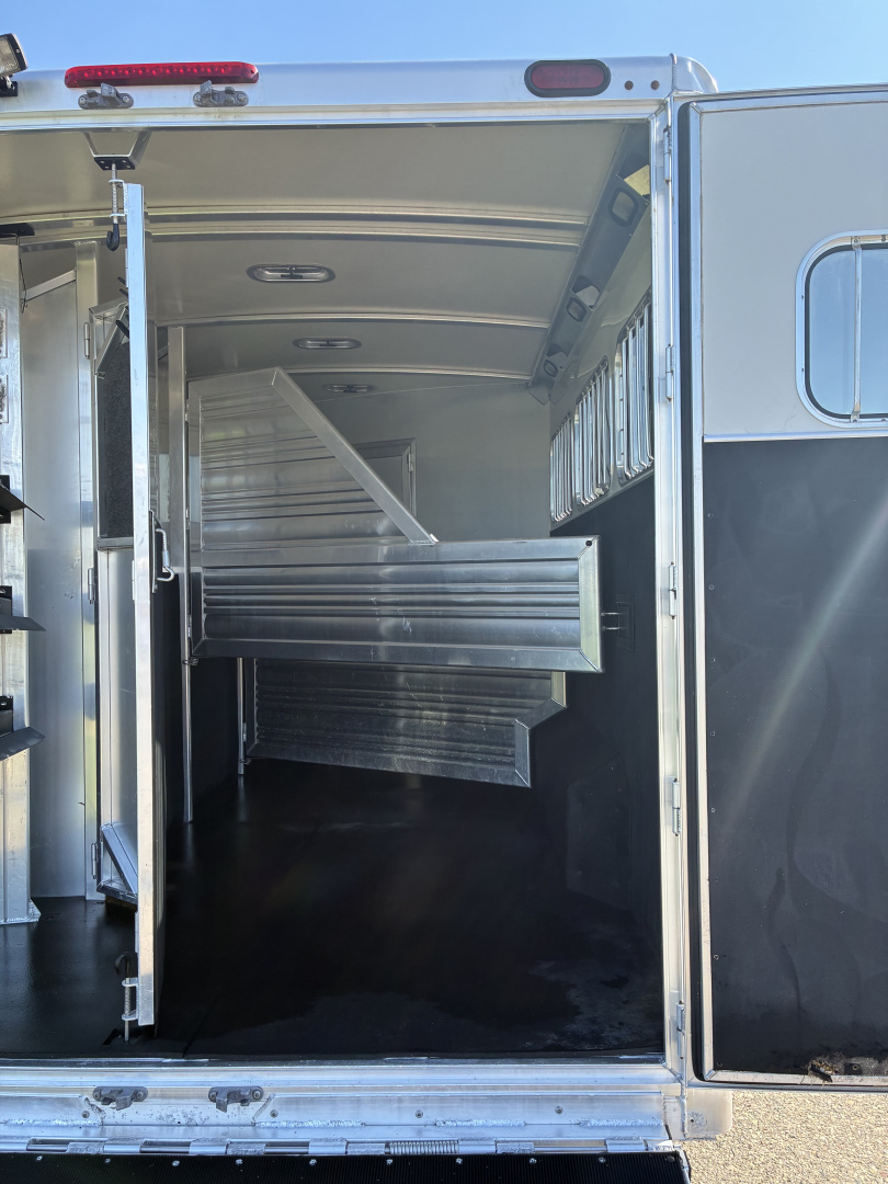 Used 2011 Cimarron 3H 9LQ Horse Trailer