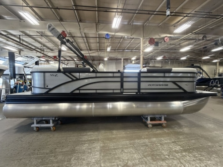 New 2026 Bennington 22' S ONE Stern Radius Tri-toon Boat