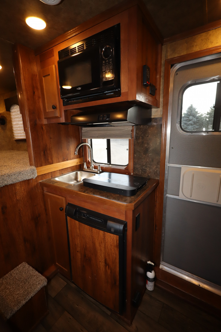 Used 2017 Lakota Stock/Combo LQ Horse Trailer