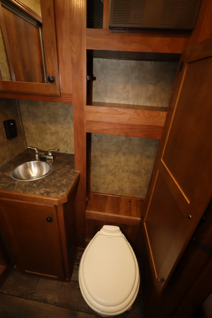 Used 2017 Lakota Stock/Combo LQ Horse Trailer