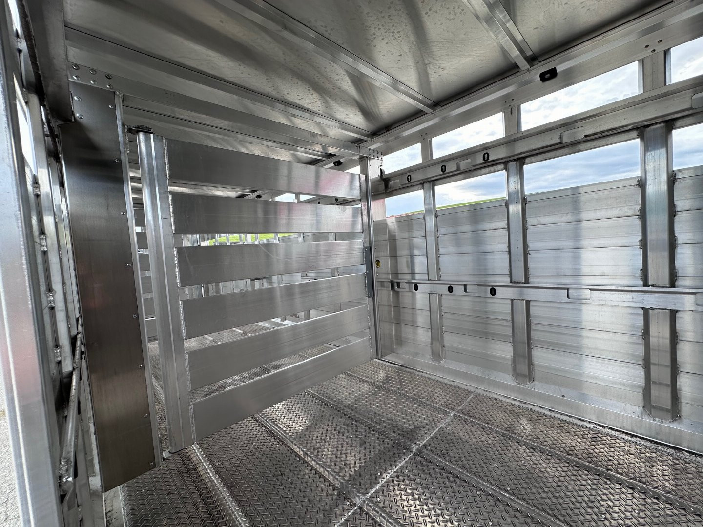 New 2026 EBY MAVERICK 24' Gooseneck Aluminum Stock Trailer w/ Rolling Gate (COMING NOV!!!)