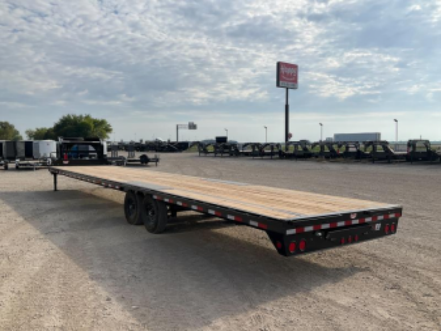 New 2026 PJ 102"x40' GN Low-Pro Flatbed w/ Singles - LS