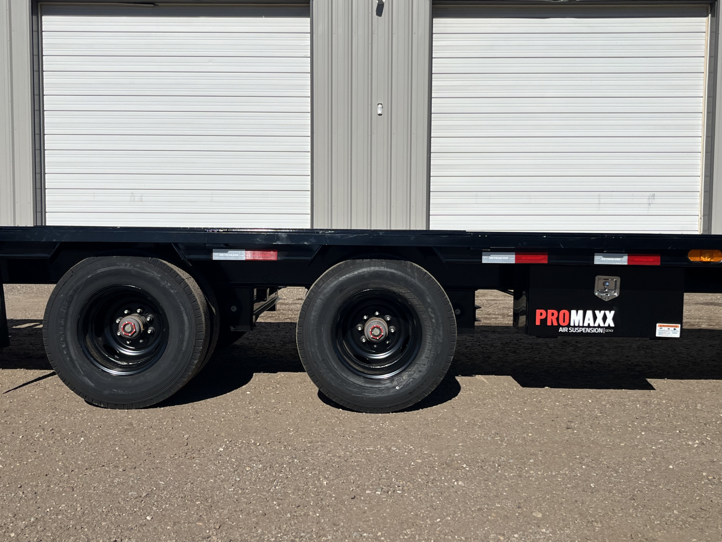 New 2026 PJ 102"x40' GN Low-Pro Air-Ride Flatbed w/ Duals - LD