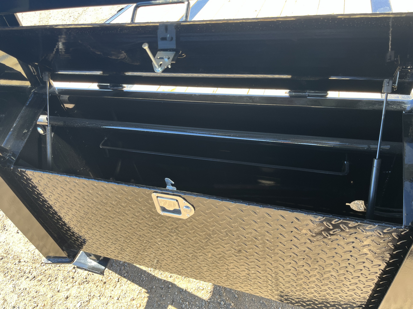 New 2026 PJ 102"x40' GN Low-Pro Air-Ride Flatbed w/ Duals - LD