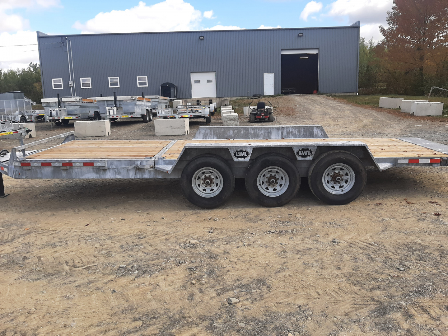 Used 2022 LWL Trailers 22' Triaxle Split Tilt Equipment Trailer