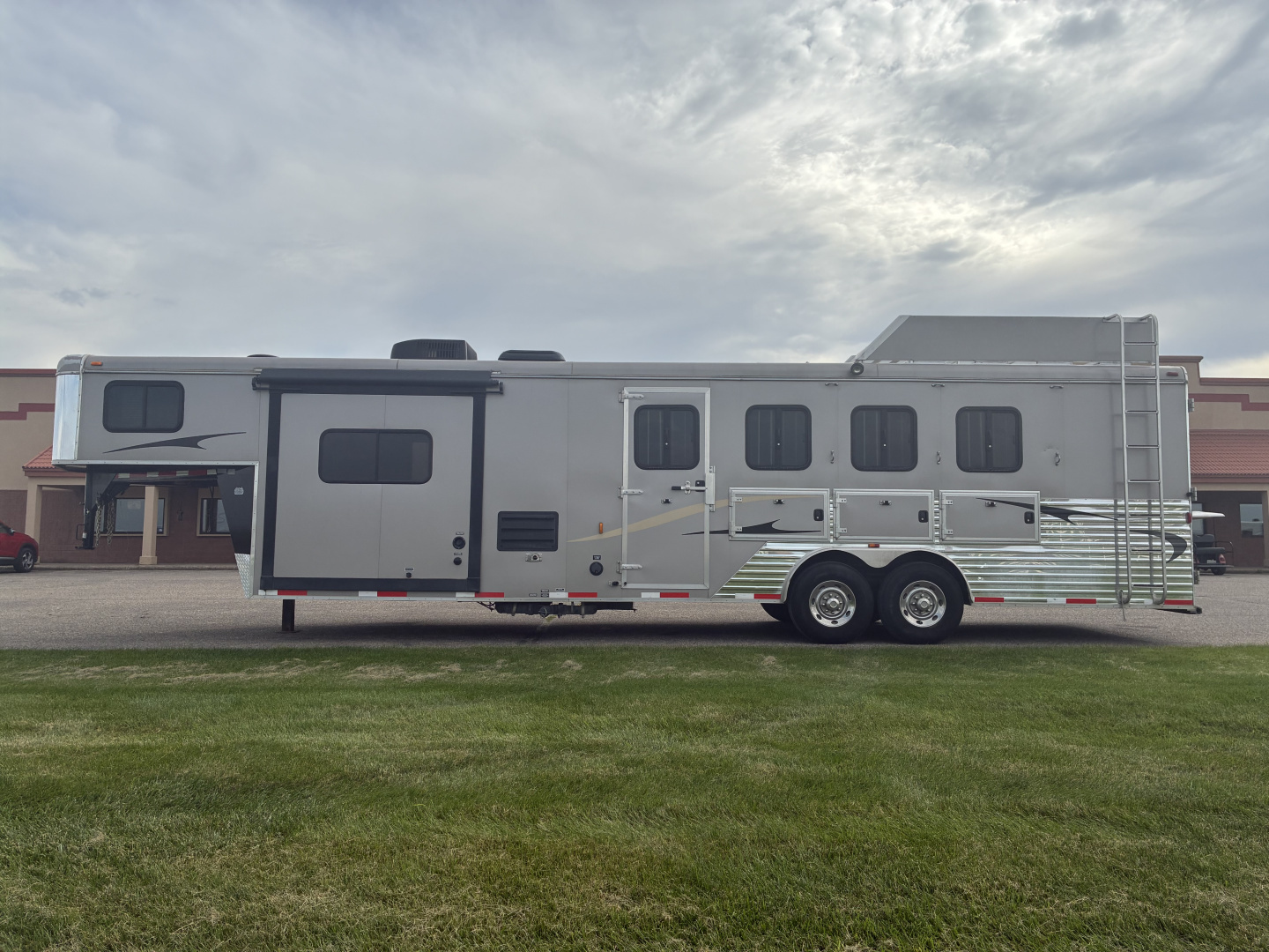 Used 2014 4H Bison Coach 12' LQ Horse Trailer