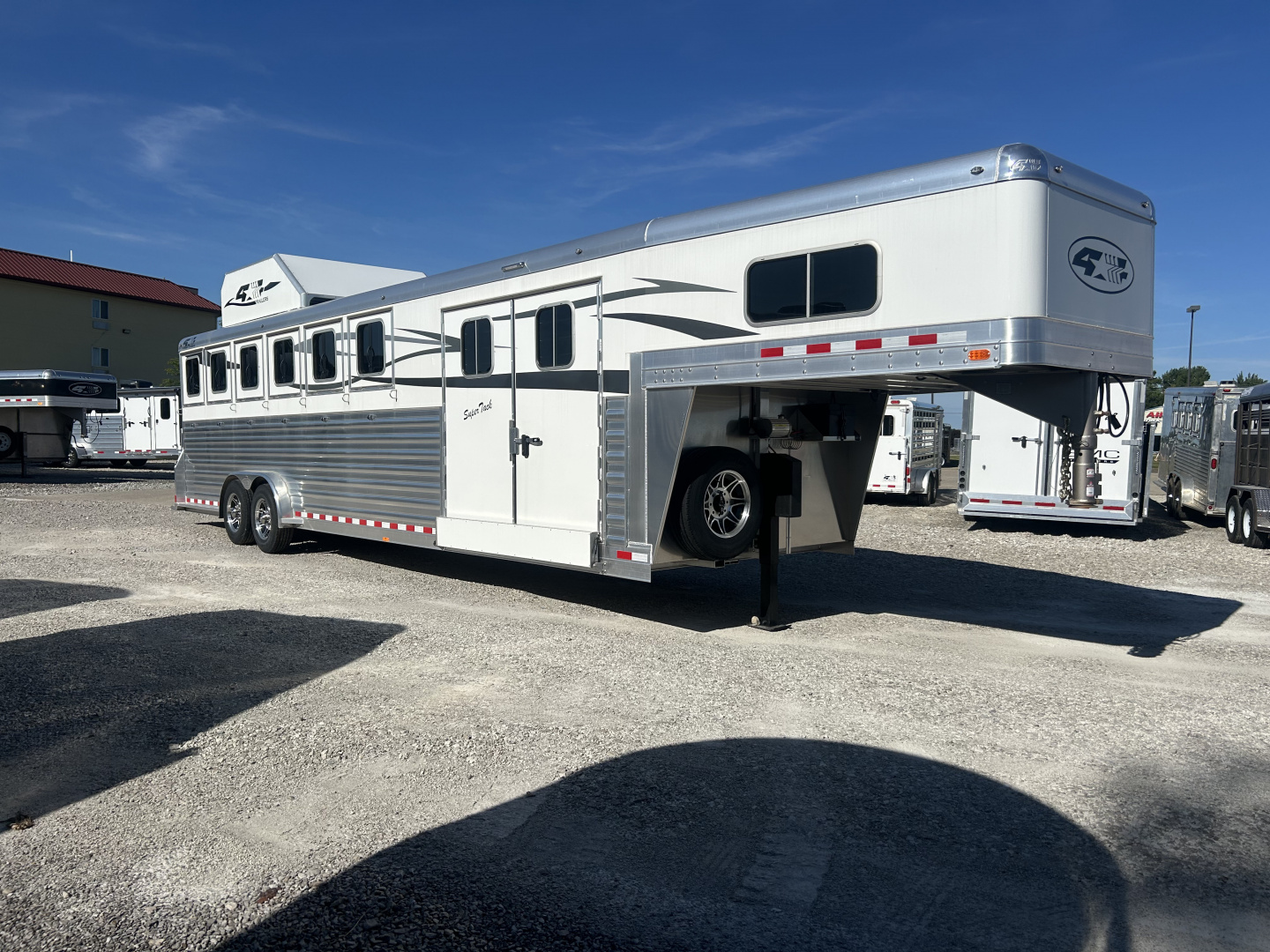 New 2025 4-Star Trailers 6 Horse Slant Load Super Tack Horse Trailer