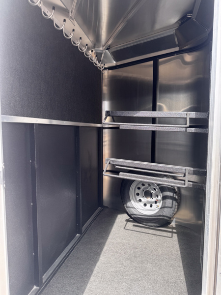 New 2025 LOGAN COACH 2H BP CROSSFIRE Horse Trailer