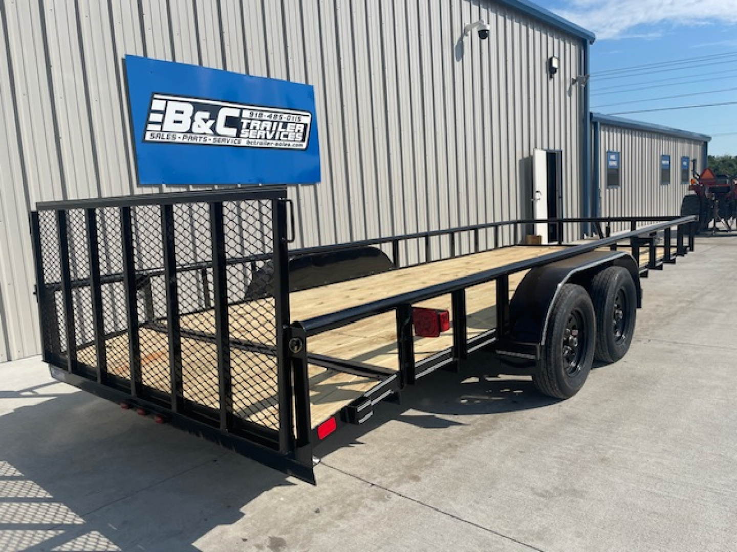 New 2026 DAVIDSON 83X20 TANDEM (2)AXLE PIPE TOP UTILITY W/36" GATE, 2' DOVETAIL