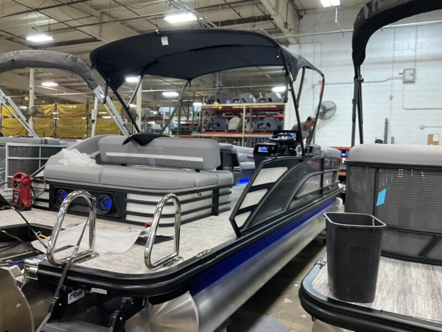 New 2026 Bennington 24' M Series Swingback Tri-toon Boat