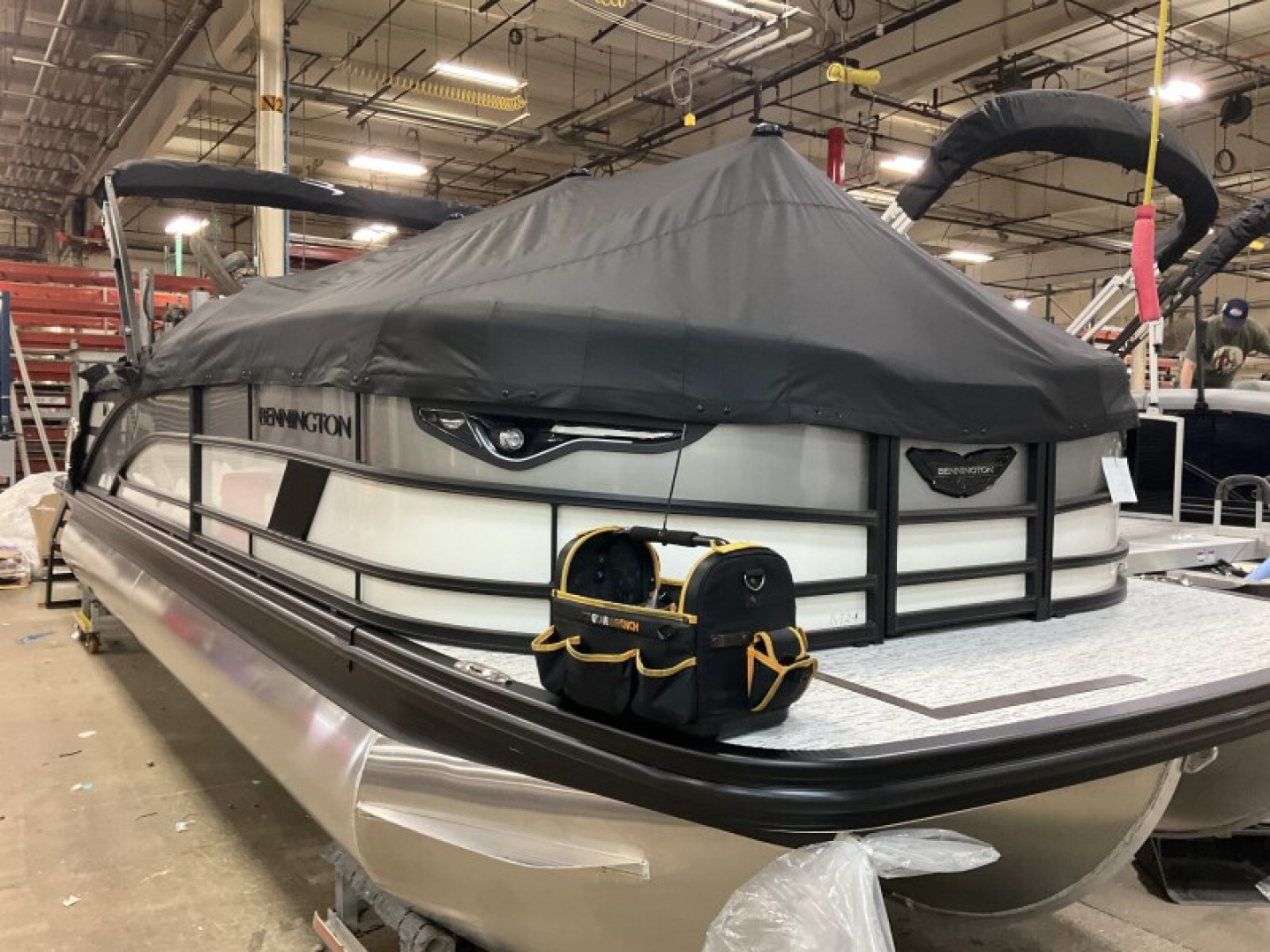 New 2026 Bennington 24' M Series Swingback Tri-toon Boat