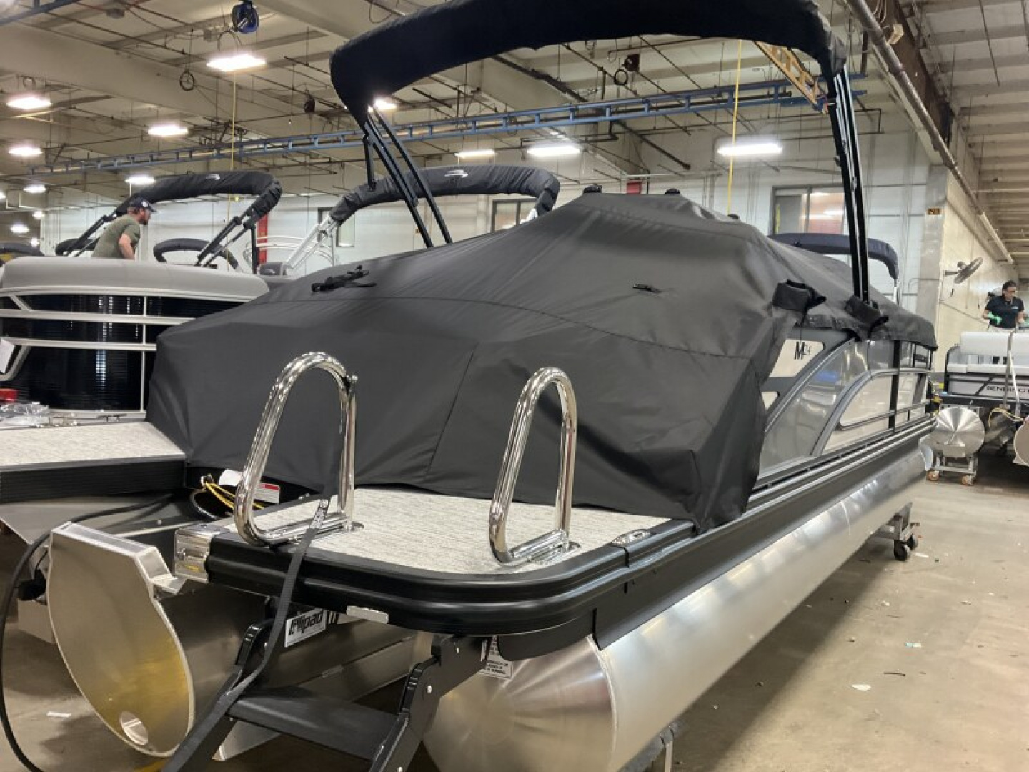 New 2026 Bennington 24' M Series Swingback Tri-toon Boat