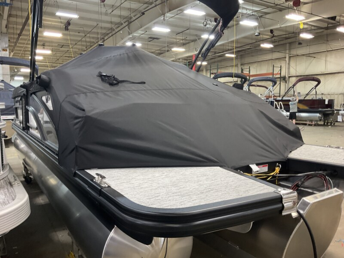 New 2026 Bennington 24' M Series Swingback Tri-toon Boat