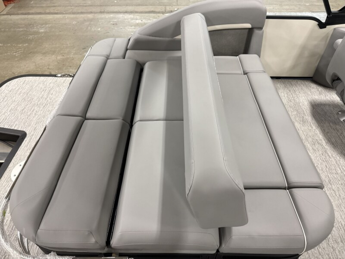 New 2026 Bennington 24' M Series Swingback Tri-toon Boat