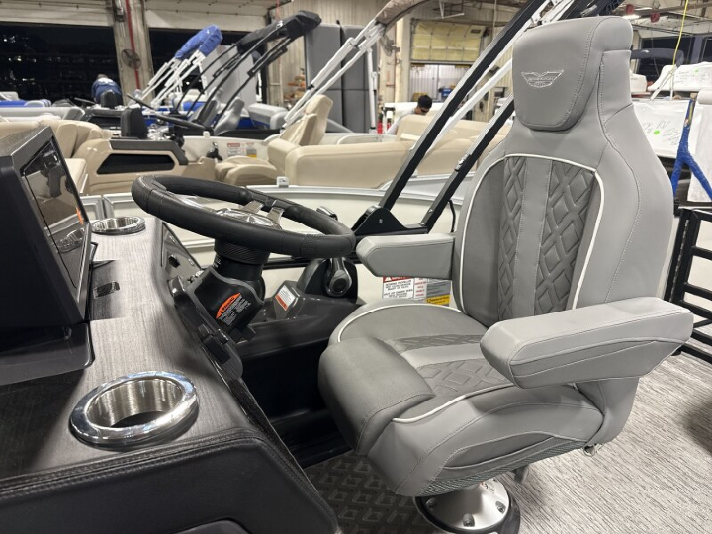 New 2026 Bennington 24' M Series Swingback Tri-toon Boat