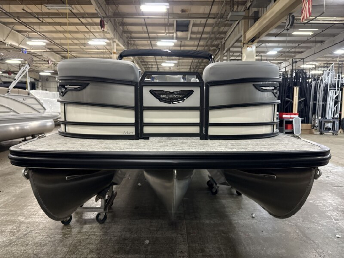 New 2026 Bennington 24' M Series Swingback Tri-toon Boat