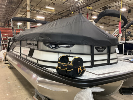 New 2026 Bennington 24' M Series Swingback Tri-toon Boat