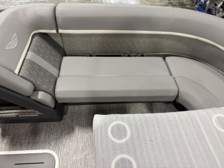 New 2026 Bennington 24' M Series Swingback Tri-toon Boat