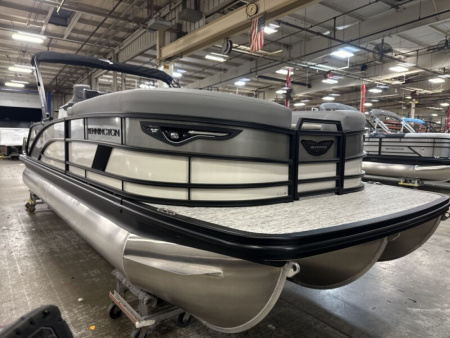 New 2026 Bennington 24' M Series Swingback Tri-toon Boat