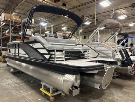 New 2026 Bennington 24' M Series Swingback Tri-toon Boat