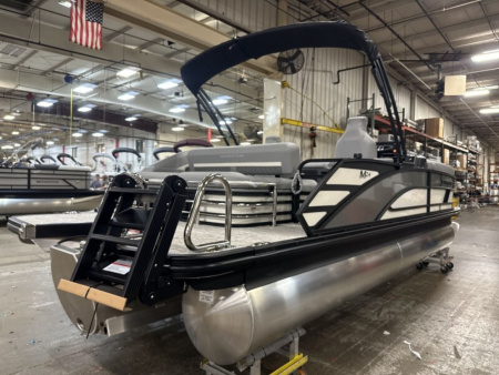 New 2026 Bennington 24' M Series Swingback Tri-toon Boat