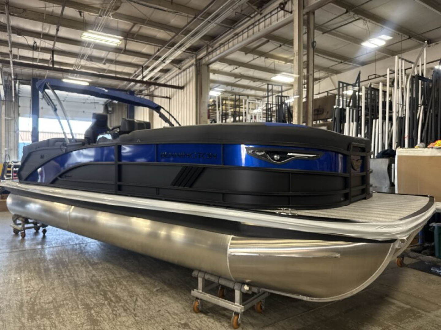 New 2026 Bennington 24' M Series Fastback Tri-toon Boat