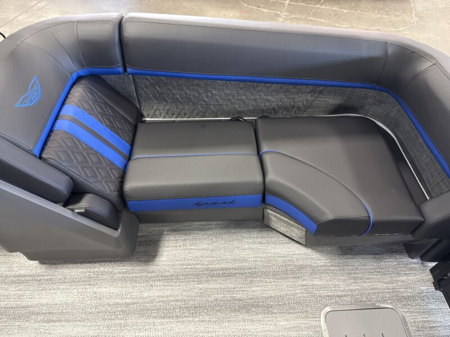 New 2026 Bennington 24' M Series Fastback Tri-toon Boat
