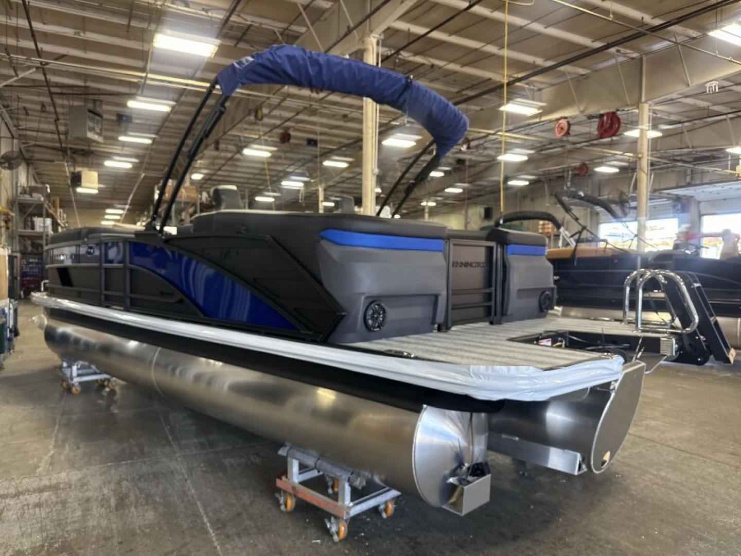 New 2026 Bennington 24' M Series Fastback Tri-toon Boat