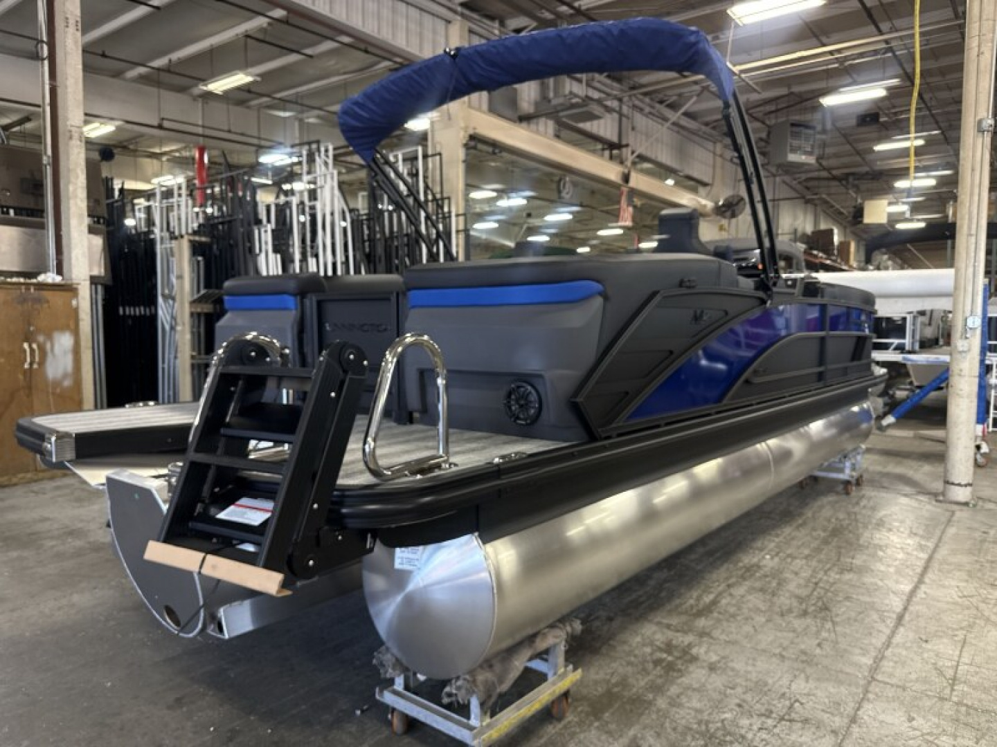 New 2026 Bennington 24' M Series Fastback Tri-toon Boat