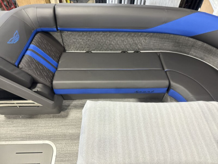 New 2026 Bennington 24' M Series Fastback Tri-toon Boat