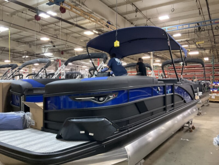 New 2026 Bennington 24' M Series Fastback Tri-toon Boat