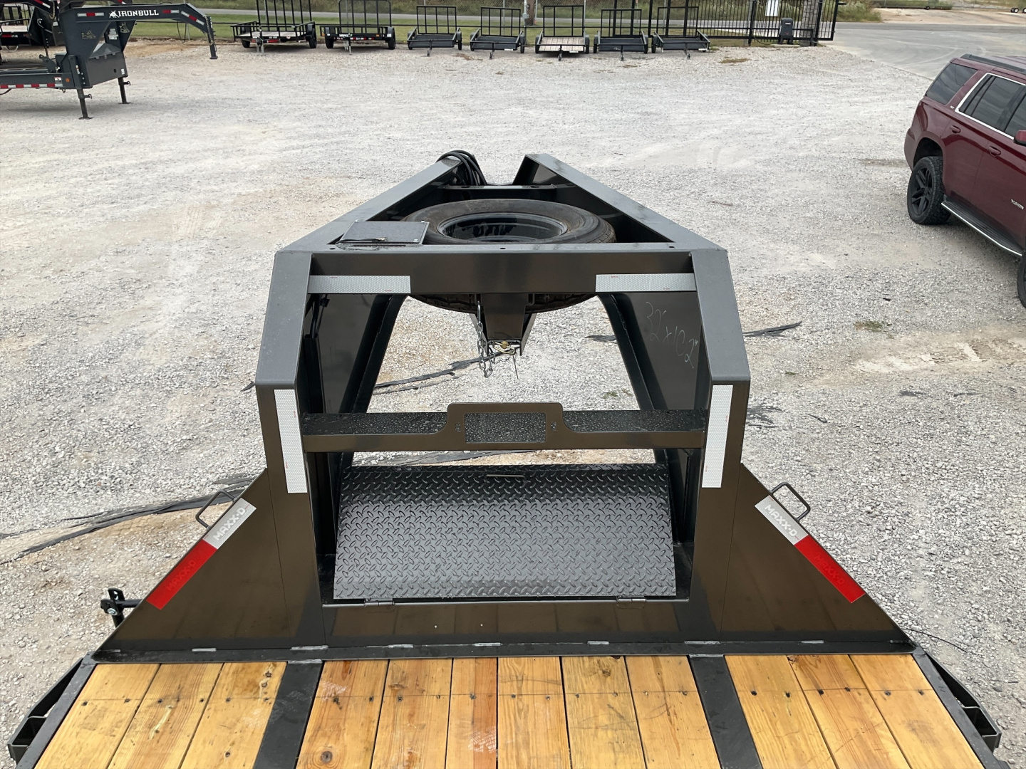 New 2026 MAXX-D 102”x32’ Gooseneck Hydraulic Dovetail Flatbed w/ Duals – YDX