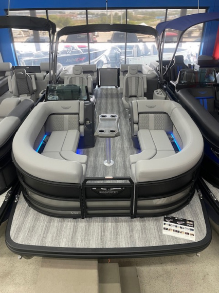 New 2026 Bennington 22' M Series FastBack Tri-toon Boat