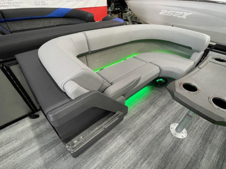 New 2026 Bennington 22' M Series FastBack Tri-toon Boat