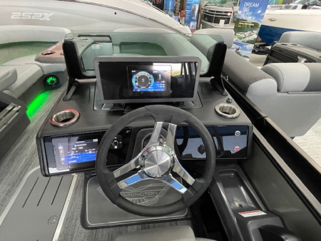 New 2026 Bennington 22' M Series FastBack Tri-toon Boat