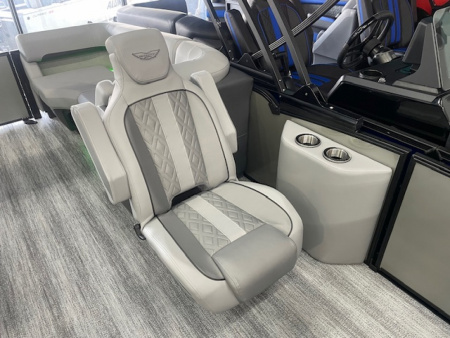 New 2026 Bennington 22' M Series FastBack Tri-toon Boat