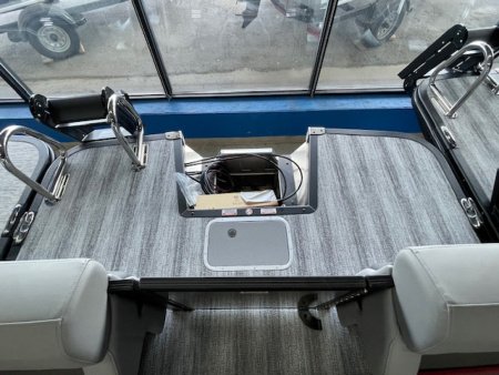 New 2026 Bennington 22' M Series FastBack Tri-toon Boat