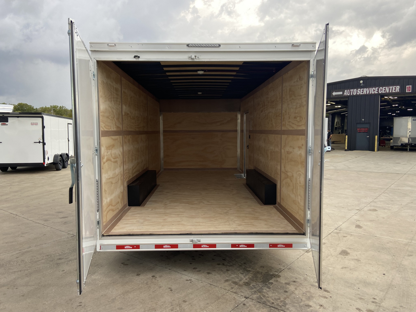 New 2026 United Trailers Cargo / Enclosed Trailer UXT 20'