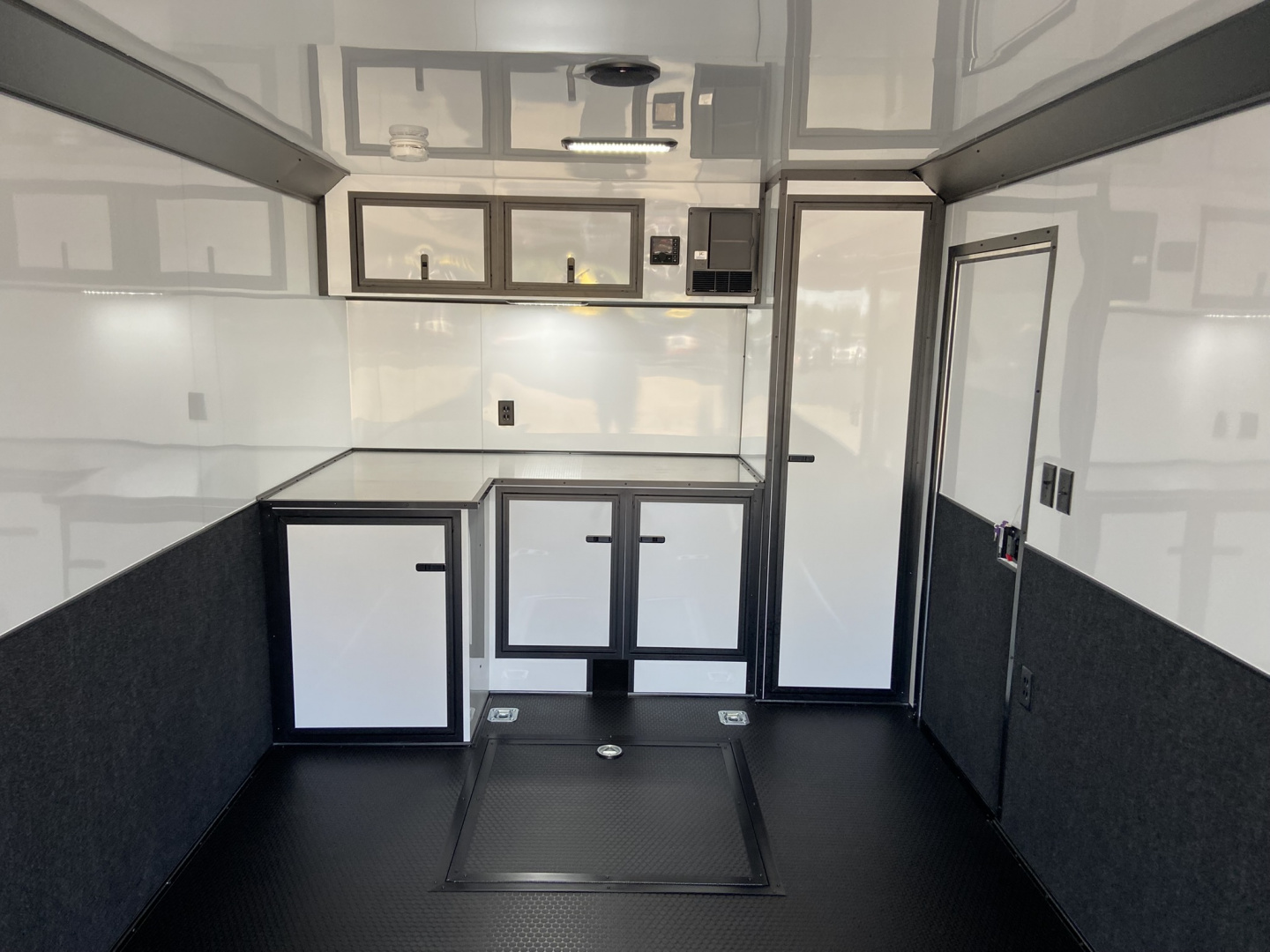 New 2026 United Car / Racing Trailer Prem 28'