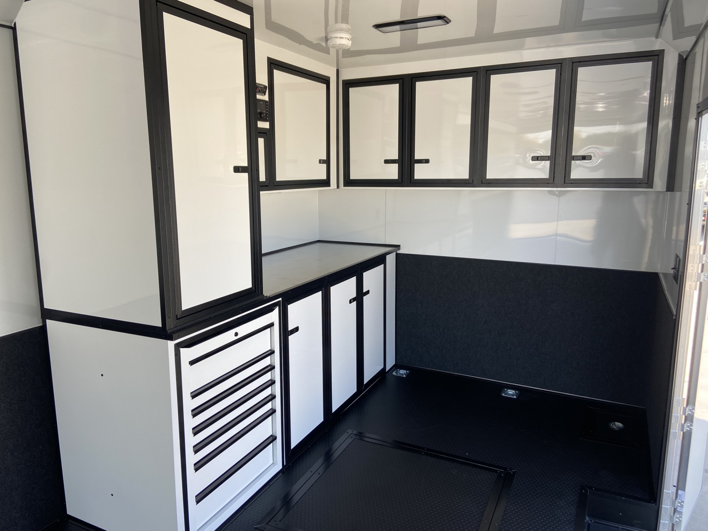 New 2026 United Trailers USH Racing Trailer 32'