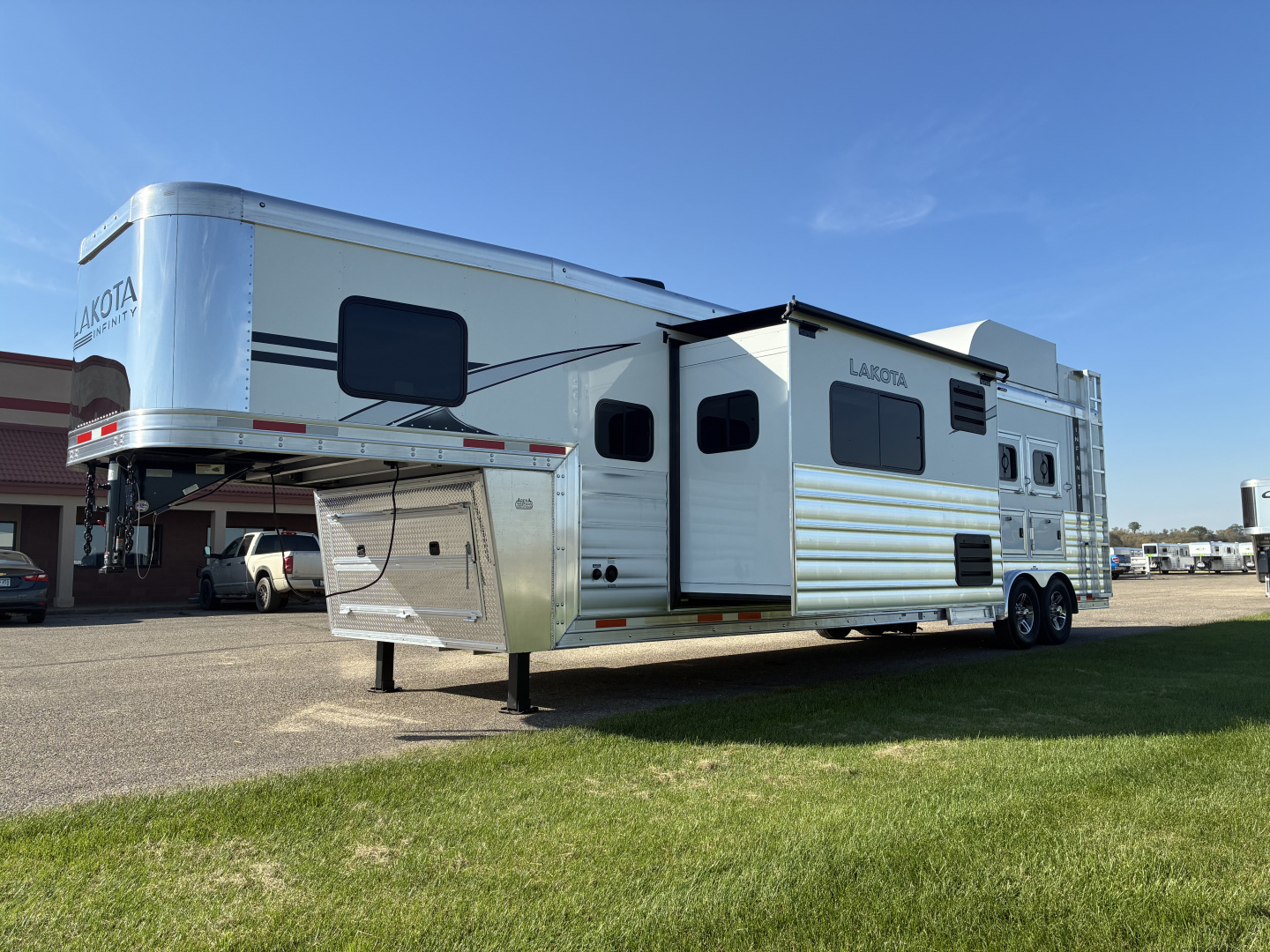 New 2026 Lakota IN8315SR 3H 15' LQ Horse Trailer