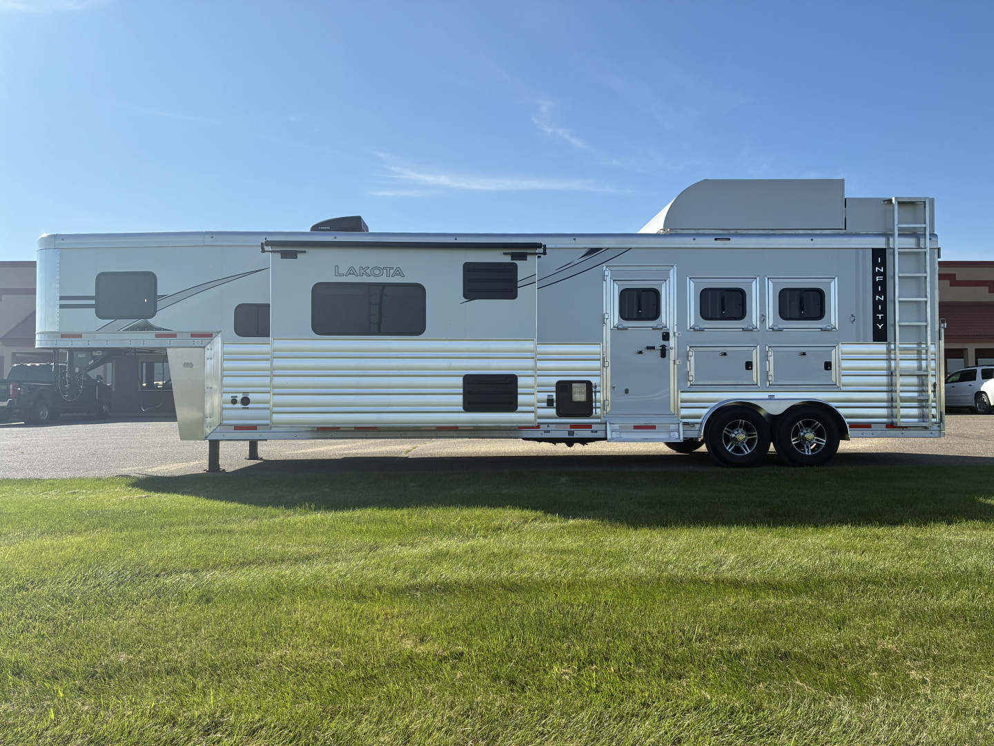 New 2026 Lakota IN8315SR 3H 15' LQ Horse Trailer
