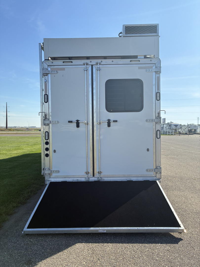 New 2026 Lakota IN8315SR 3H 15' LQ Horse Trailer