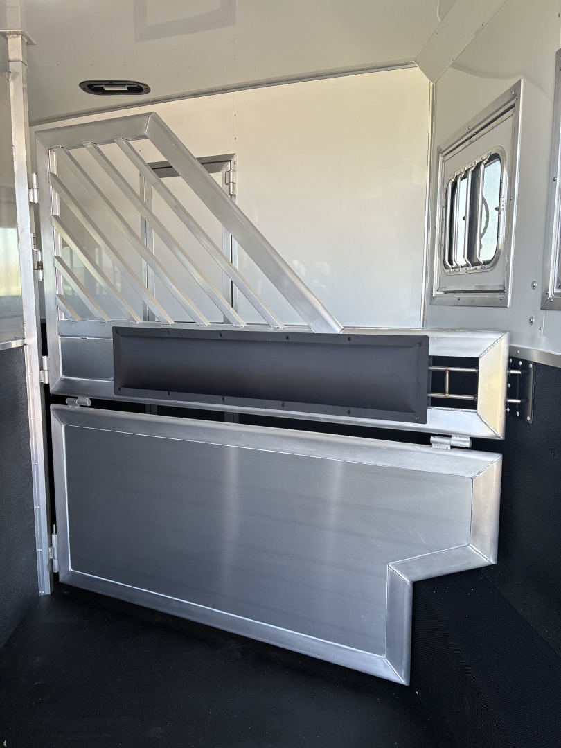 New 2026 Lakota IN8315SR 3H 15' LQ Horse Trailer