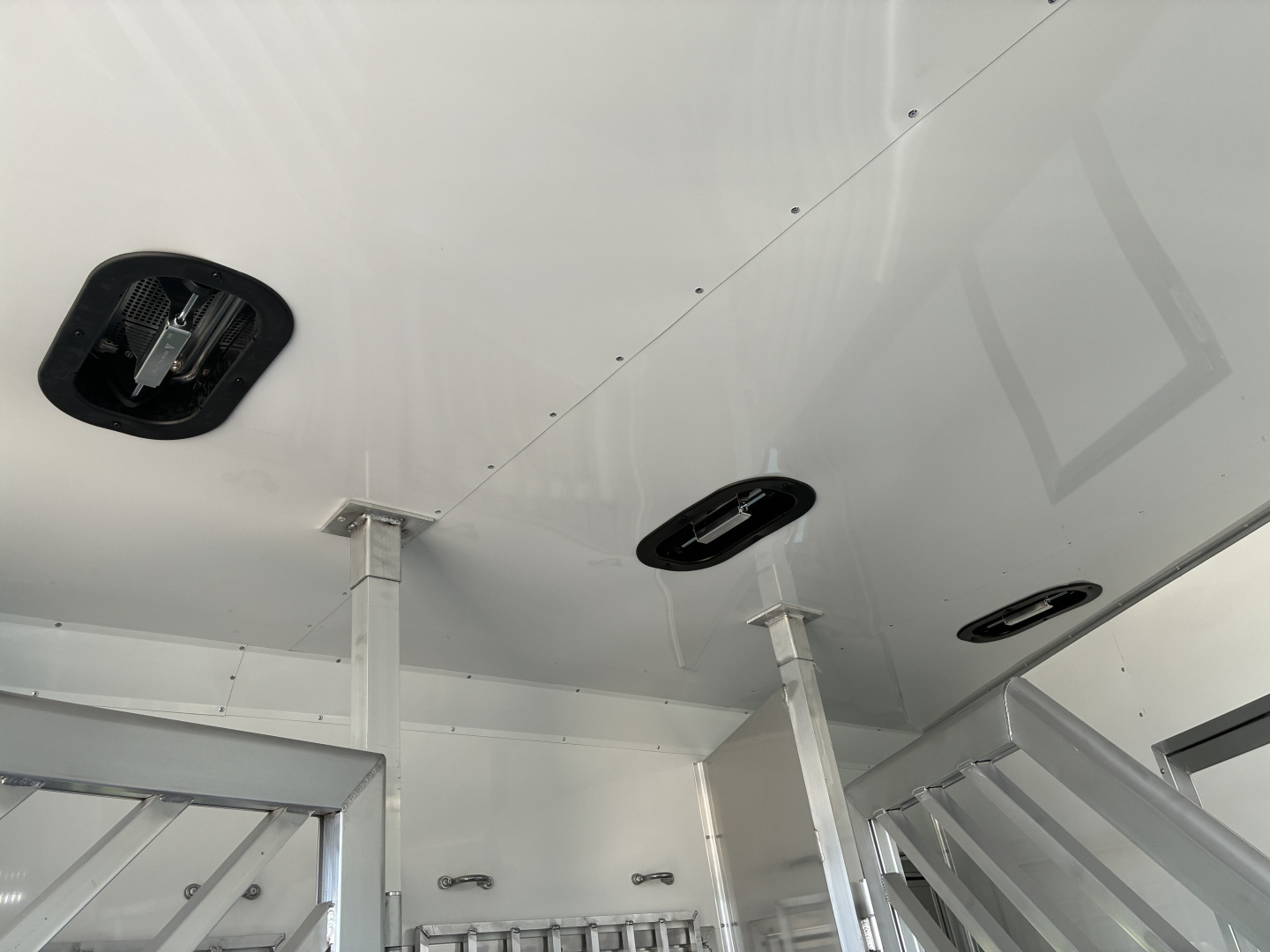 New 2026 Lakota IN8315SR 3H 15' LQ Horse Trailer