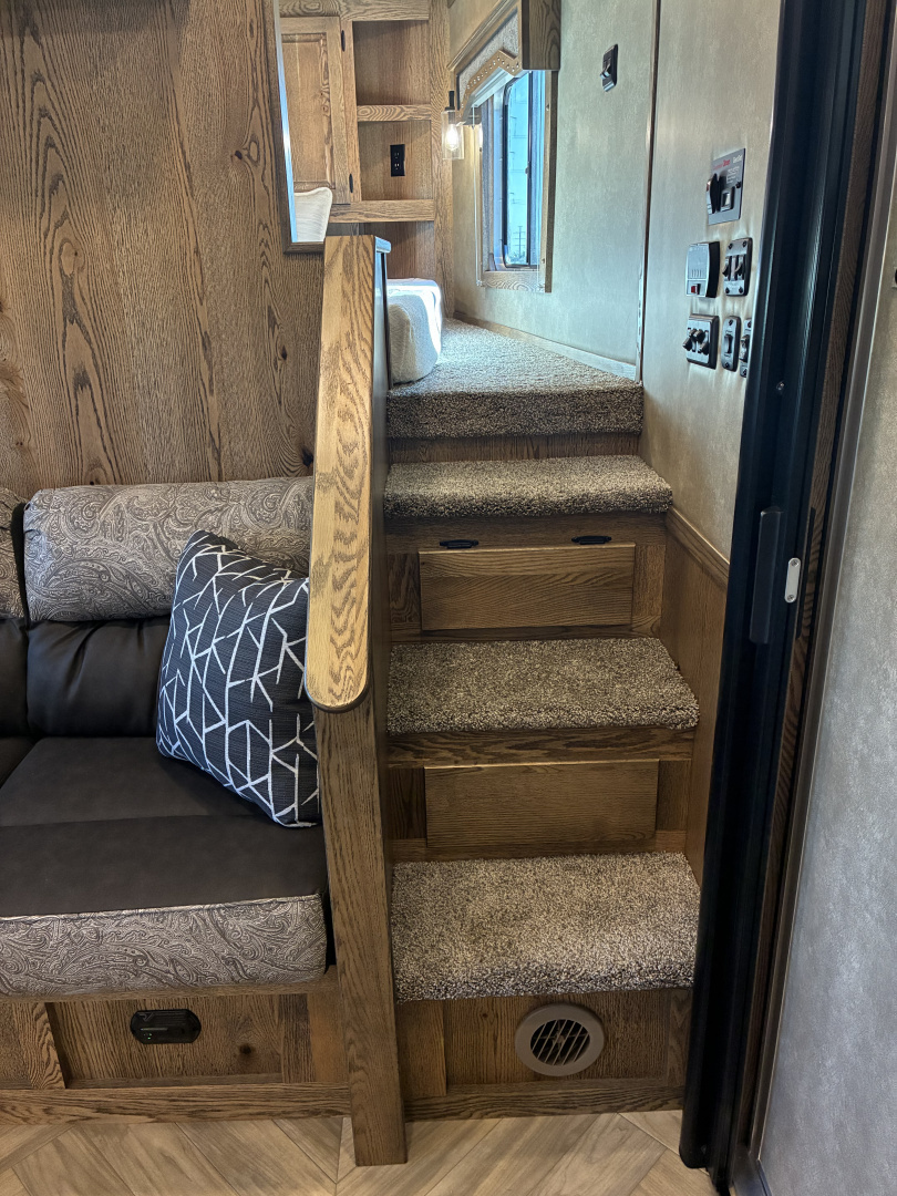 New 2026 Lakota IN8315SR 3H 15' LQ Horse Trailer